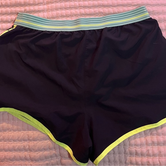 Under Armour women’s shorts size medium - Picture 2 of 2